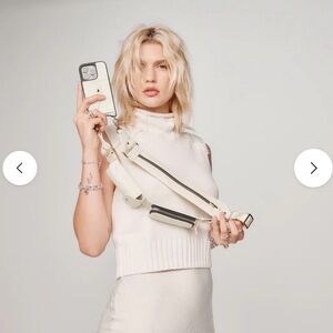Billie
CROSSBODY IPHONE CASE IN IVORY/GOLD

Bandolier off white